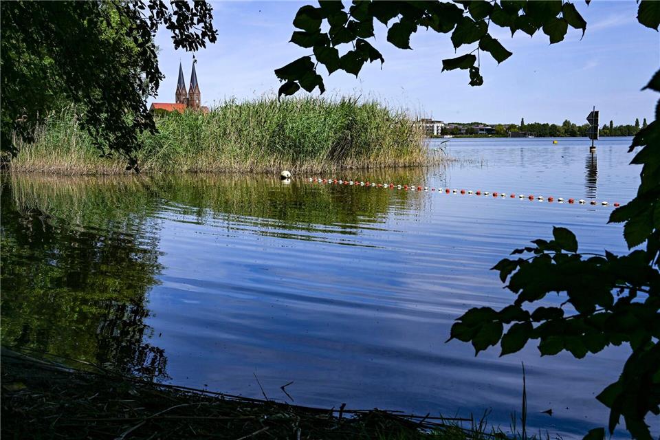 Abkühlen im See - aber dabei vorsichtig sein. (Archivbild)Jens Kalaene/dpa