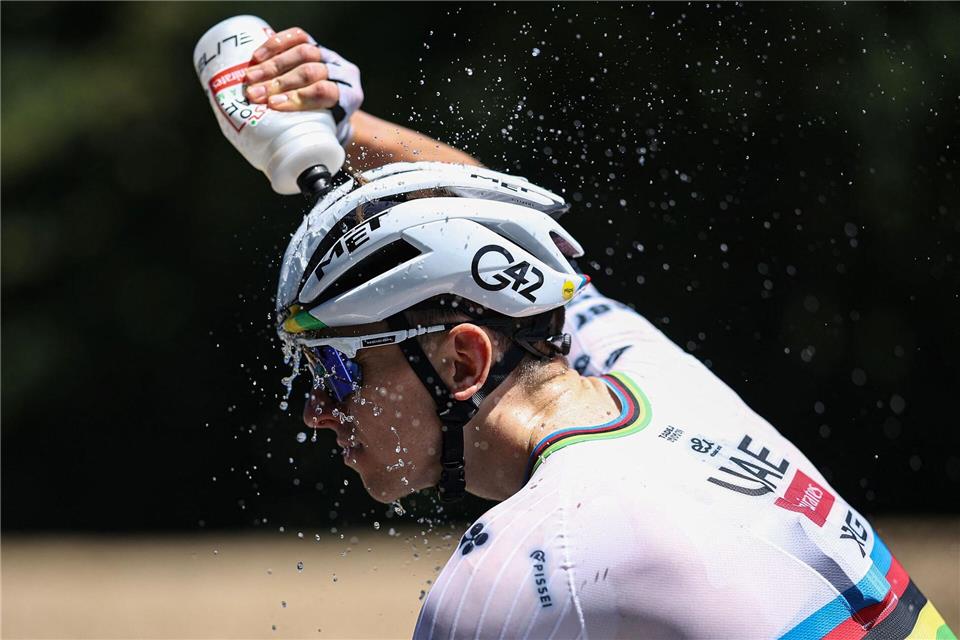 Abkühlung auf der siebten Etappe: Tadej Pogacar gönnt sich kühles Wasser.Anne-Christine Poujoulat/AFP/dpa