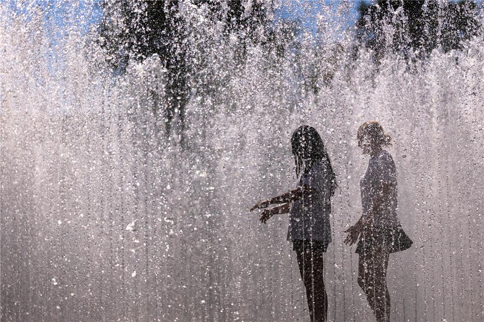 Abkühlung bieten öffentliche Brunnen. (Symbolbild)Daniel Karmann/dpa