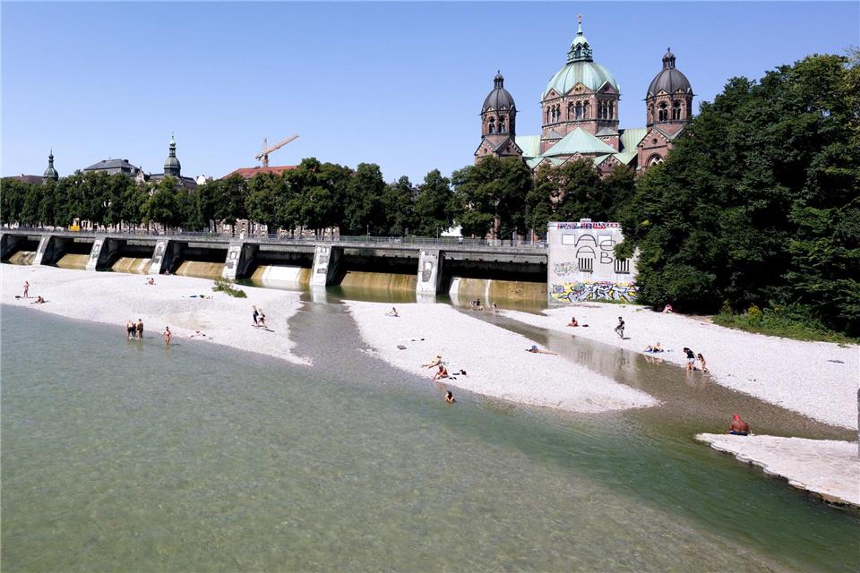 Abkühlung gefällig? In der Isar in München ist das möglich. Sven Hoppe/dpa