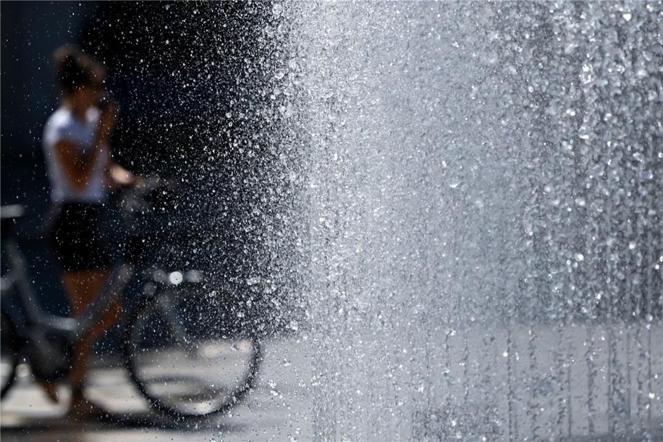 Abkühlung ist in diesen Tagen gefragt: Es bleibt hochsommerlich heiß.Sven Hoppe/dpa