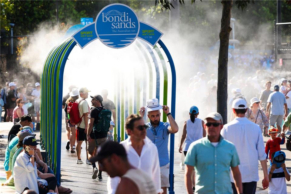 Abkühlung wird nötig sein am Samstag in Melbourne. (Archivbild)Frank Molter/dpa