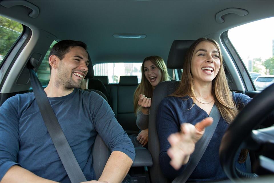 Ablenkung kommt nicht nur vom Smartphone. Auch Stress, Zeitdruck oder intensive Gespräche im Auto können gefährlich werden.picture alliance/dpa/dpa-tmn