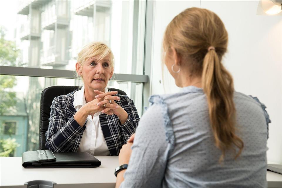 Abmahnung erhalten: Jetzt ist es wichtig, aktiv zu werden und das Gespräch mit der Führungskraft zu suchen, um mögliche Missverständnisse auszuräumen.Christin Klose/dpa-tmn