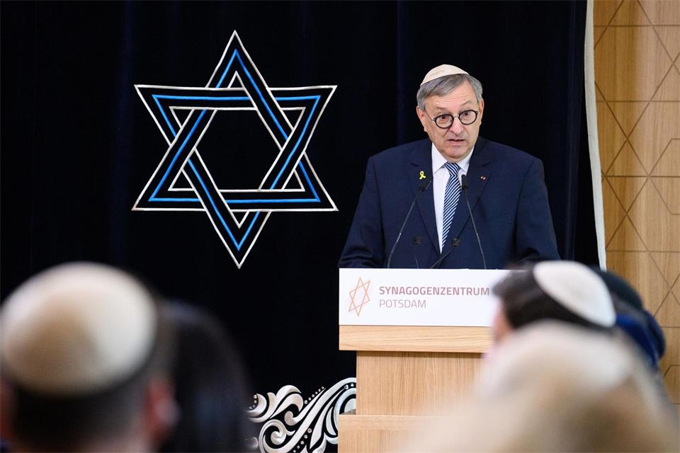 Abraham Lehrer, Vorsitzender der Kölner Synagogen-Gemeinde zeigt sich erschreckt von der fehlenden Solidarität mit Juden nach starken Ergebnissen für AfD und Linke. (Archivbild)Bernd von Jutrczenka/dpa