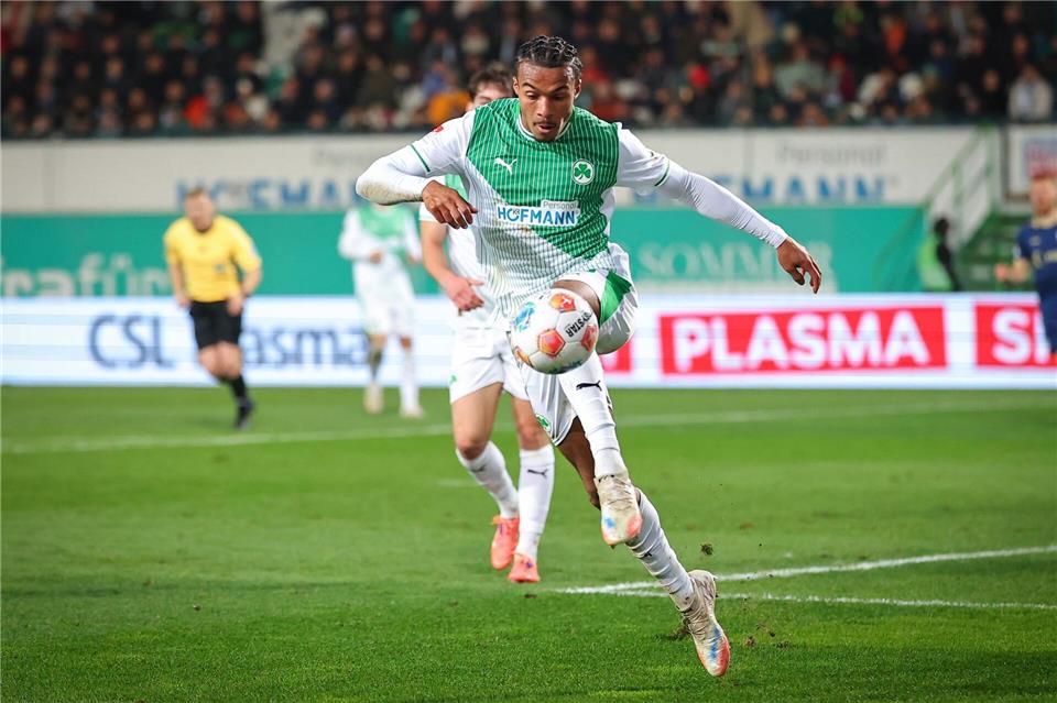 Abrangao schafft innerhalb kurzer Zeit den Sprung in die Profimannschaft. (Archivbild)Daniel Karmann/dpa