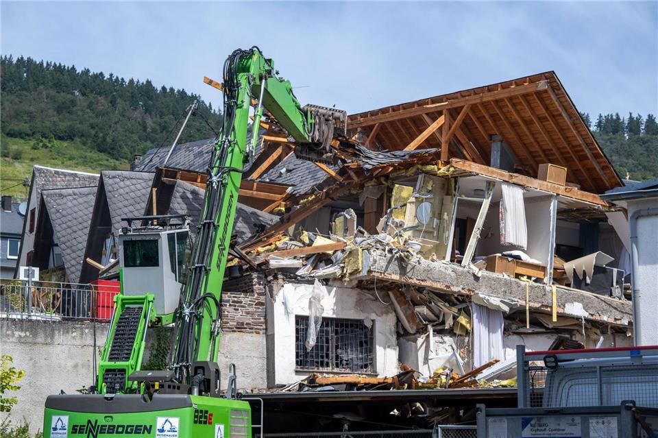 Abrissarbeiten nach dem verheerenden Hoteleinsturz in Kröv.Harald Tittel/dpa