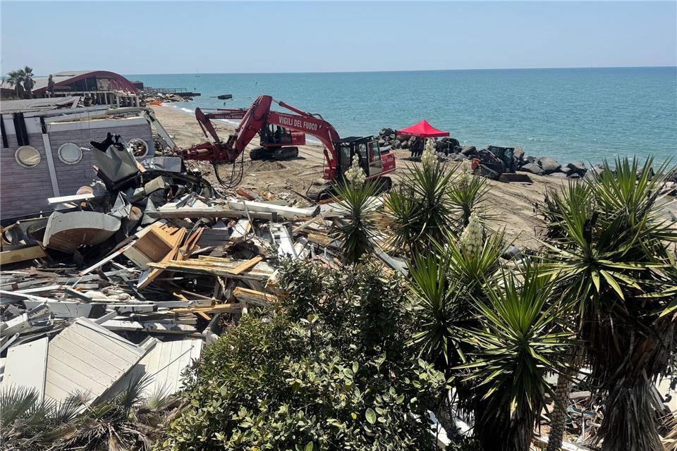 Abrissbagger statt Strandbesucher: In Ostia wird abgerissen. Christoph Sator/dpa