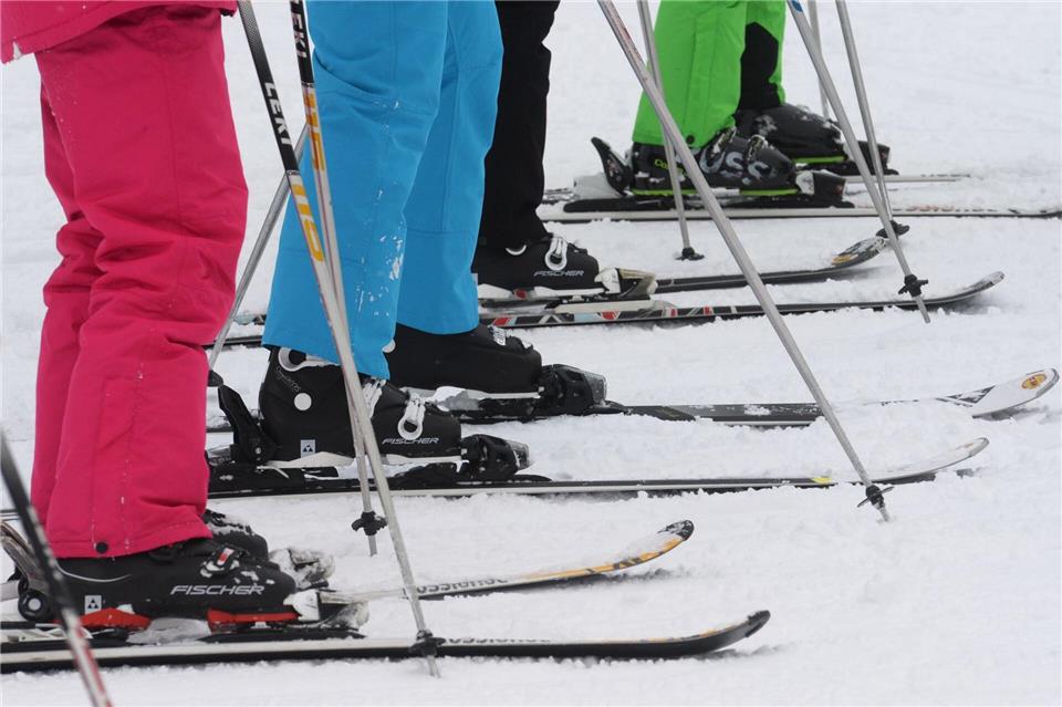 Skikompaktkurse bleiben - vieles Weitere ist möglich  Abschaffen oder nicht? Die Skikompaktkurse als Teil des Sportunterrichts hatten im Sommer für Debatten gesorgt. (Symbolbild)Patrick Seeger/dpa