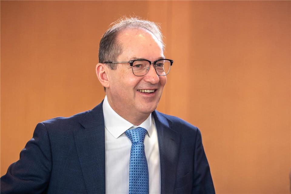 Abschiebungen per Linienflug sind aufwendig, doch Bundesinnenminister Alexander Dobrindt (CSU) ist es wichtig, dass ausreisepflichtige Straftäter außer Landes gebracht werden.Michael Kappeler/dpa