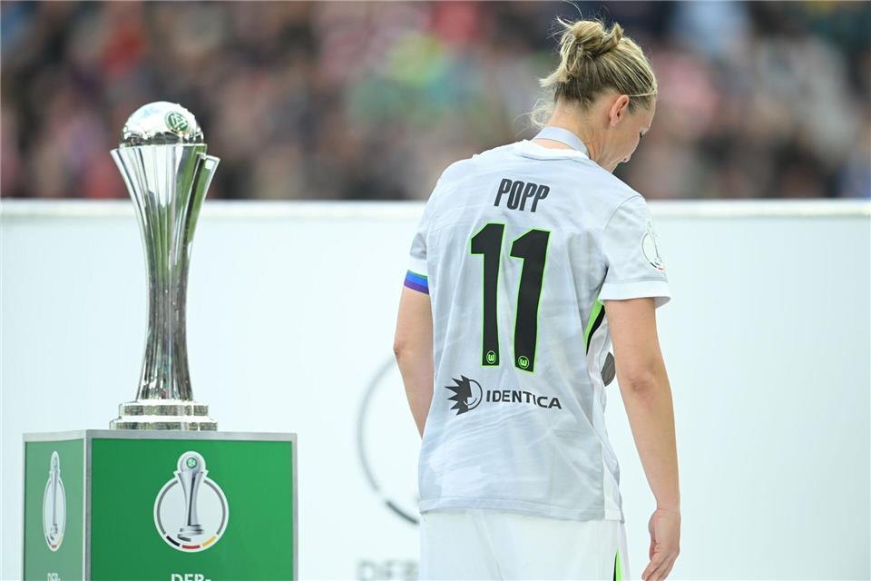 Abschied ohne Titel: Nach dem 0:4 ging Popp mit gesenktem Kopf an der Trophäe vorbei.Fabian Strauch/dpa