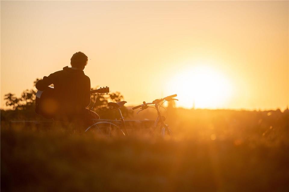 „End of Summer Sadness“: Psychologe erklärt das Gefühl Abschied vom Sommer: Wenn die Abende kürzer werden und die Hitze sich legt, bleibt ein Gefühl von Wehmut.picture alliance/dpa
