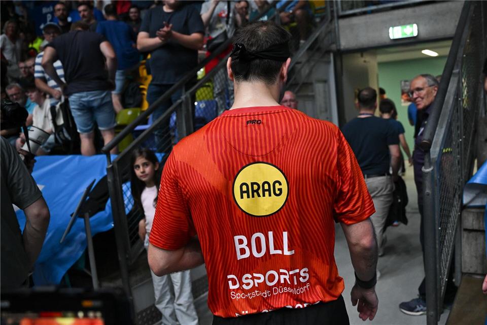Abschied von Timo Boll: Die deutsche Tischtennis-Legende geht nach dem letzten Spiel in die Kabine.Arne Dedert/dpa