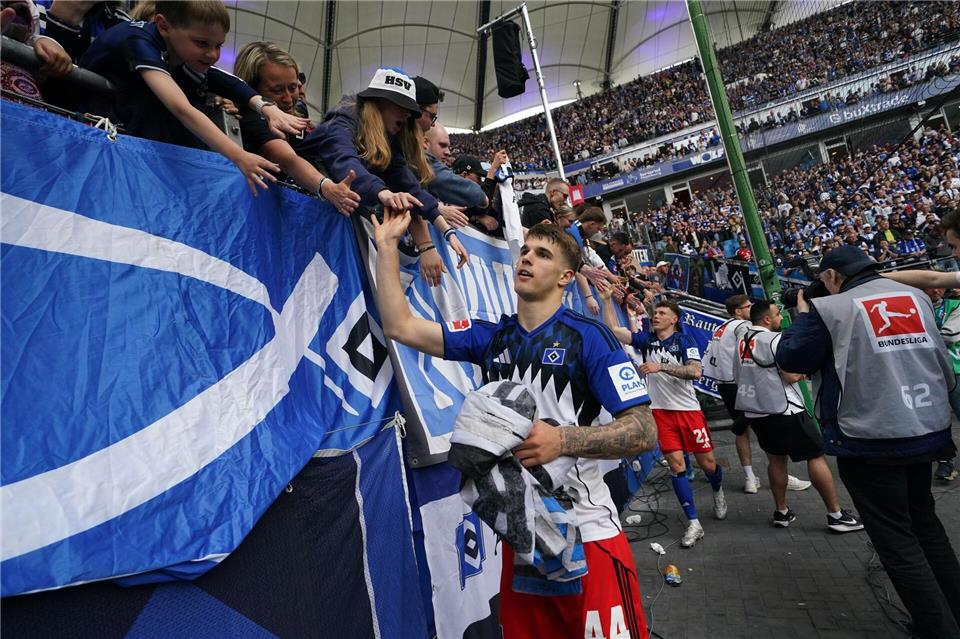 Abschied von den Fans im Volkspark: HSV-Verteidiger Luka Vuskovic.  Marcus Brandt/dpa