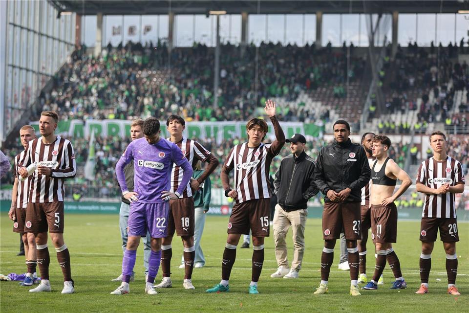 Abschied von der Bundesliga-Bühne: die Spieler des FC St. Pauli.  Philipp Szyza/dpa