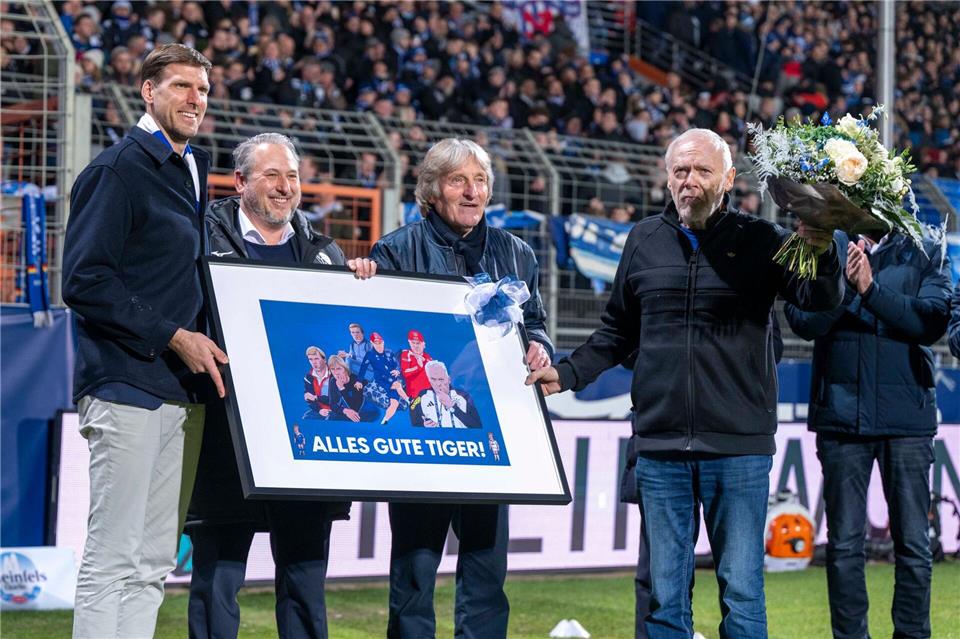Abschiedsgeschenk für Hermann Gerland in seiner Heimatstadt Bochum nach einer langen Trainerkarriere.David Inderlied/dpa