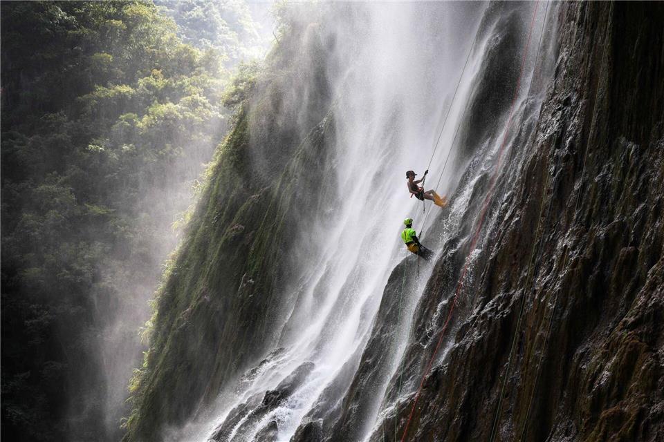 Abseilen am WasserfallYang Wenbin/XinHua/dpa