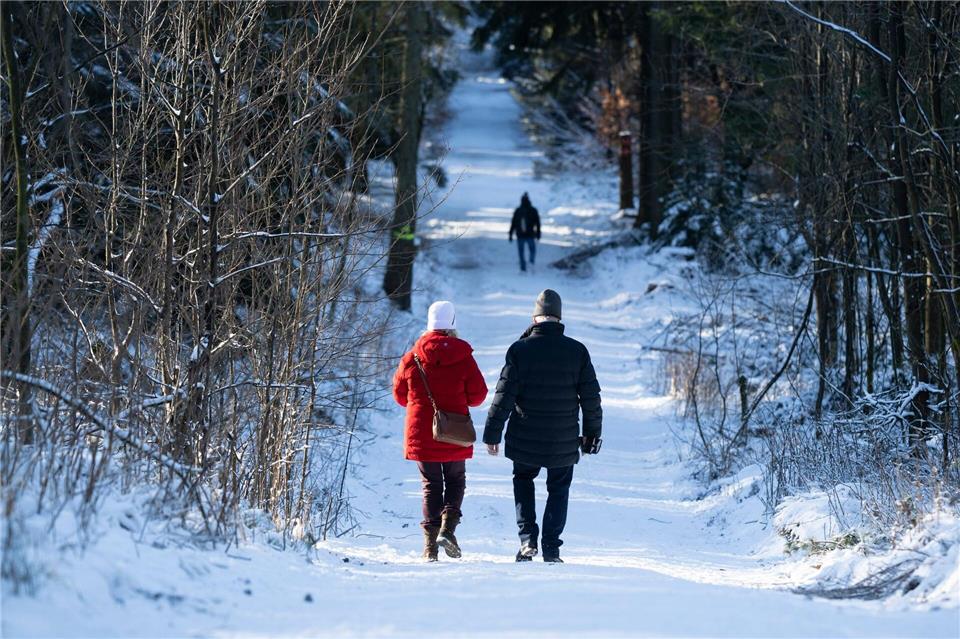 Abseits von Ski- und Rodelpisten können Wanderer und Spaziergänger die Winterlandschaft zu Fuß genießen. (Archivbild)Sebastian Kahnert/dpa