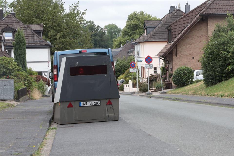 Absichtlich verkehrt: Solingen erklärt seinen „Blitzer“ in der Einbahnstraße.Gianni Gattus/Blaulicht-Solingen/dpa