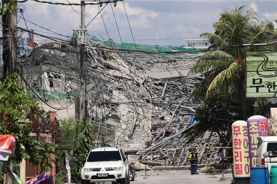 Absperrband markiert den Bereich um ein eingestürztes Gebäude in der philippinischen Provinz Pampanga, nördlich von Manila.Uncredited/AP/dpa
