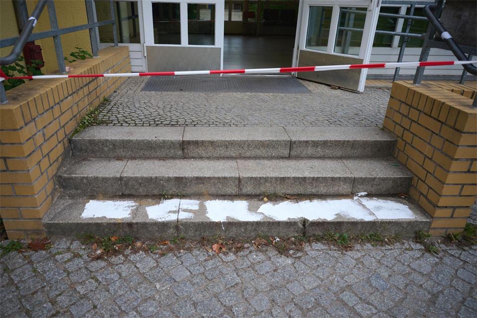 Absperrband und ein unkenntlich gemachter Schriftzug „FCK AfD“ ist vor einem Wahllokal in einer Grundschule im Ortsteil Kladow zu sehen.Katharina Kausche/dpa