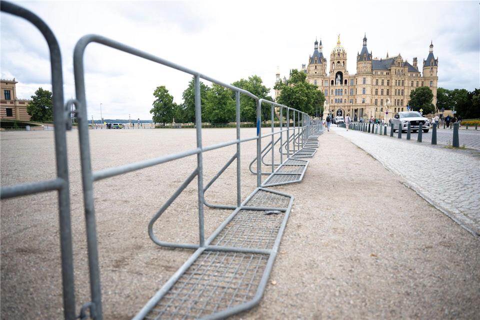 Absperrgitter sollen die Teilnehmer der geplanten Kundgebung der AfD-Jugendorgsanisation auf dem Alten Garten und einer auf der anderen Straßenseite geplanten Kundgebung auseinanderhalten.Philip Dulian/dpa