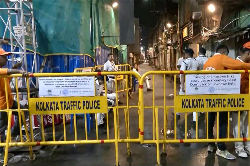 Absperrungen stehen im Stadtteil Chorbagan Sarbojanin in Kolkata, um den Zugang zum Ort einer Massenpanik zu versperren. IANS via Xinhua/dpa