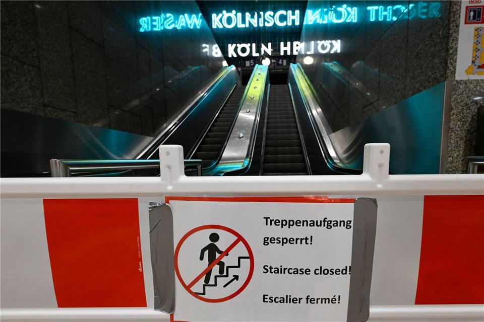 Absperrungen und Hinweisschilder an den Aufgängen sorgen im Hauptbahnhof dafür, das Bauarbeiten nicht behindert werden. Die Bahn hat am Kölner Hauptbahnhof mit den Bauarbeiten für ein neues Stellwerk begonnen.Roberto Pfeil/dpa