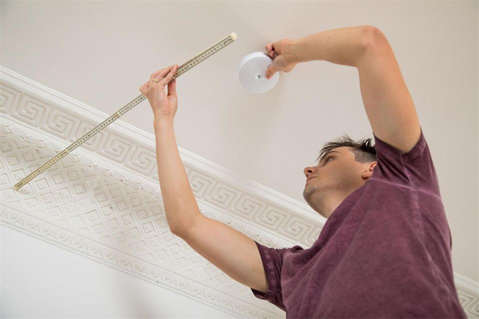 Abstand halten: Damit der Rauchmelder richtig arbeiten kann, sollte auf genug Abstand zu Wänden und Möbeln geachtet werden.picture alliance / dpa Themendienst