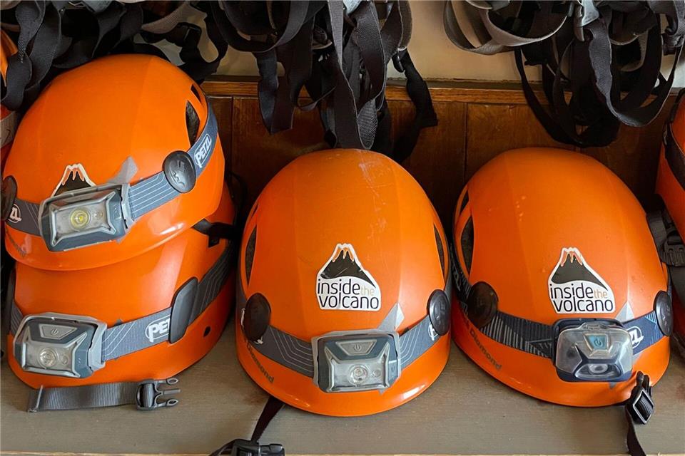 Absteigen, aber sicher: Im Basislager werden Helme und Sicherheitsgurte verteilt.Manuel Meyer/dpa-tmn