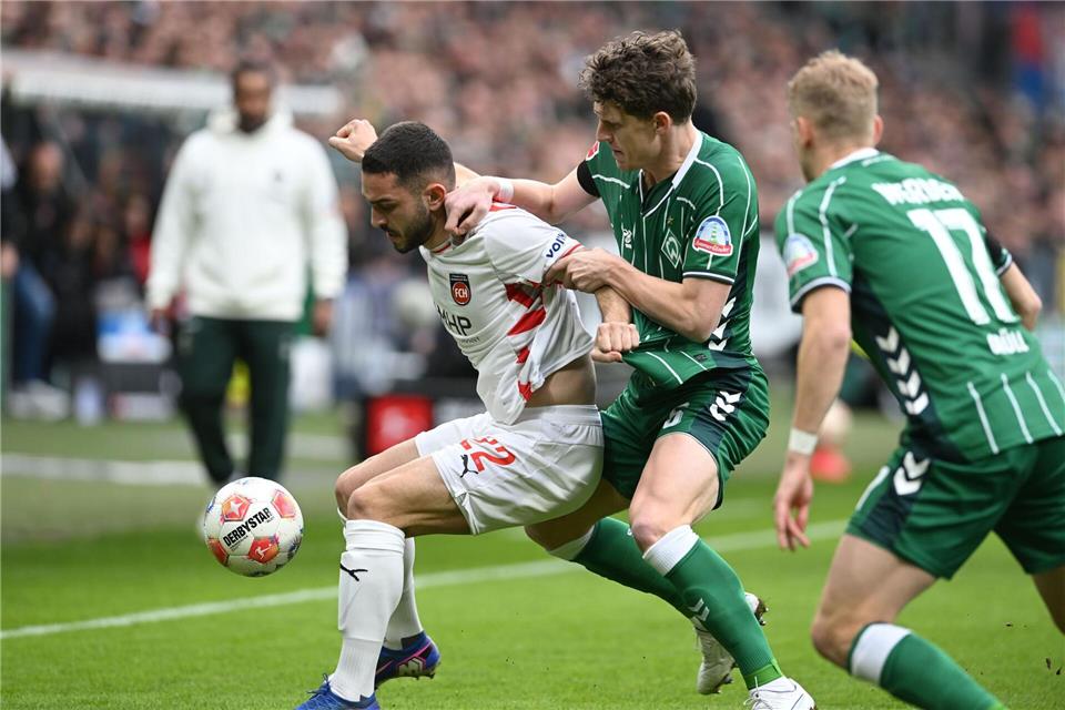 Abstiegskampf pur in Bremen - mit dem besseren Ende für Werder.Carmen Jaspersen/dpa