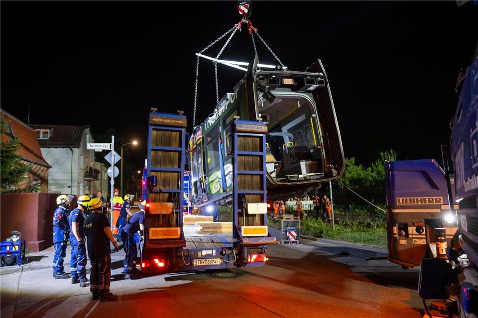 Abtransport mit einem Tieflader.Christophe Gateau/dpa