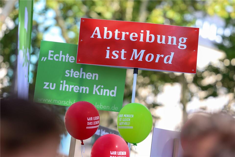 Abtreibungsgegner dürfen auch in der Nähe von Beratungsstellen demonstrieren - wenn sie nicht überziehen. (Archivbild)Christoph Reichwein/dpa