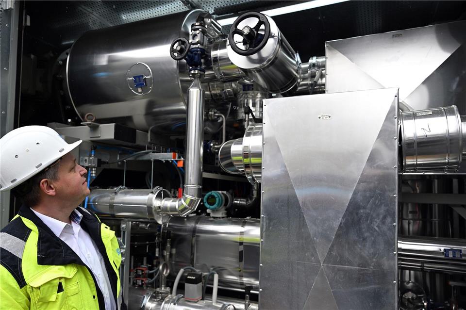 Abwärme aus einer Chemiefabrik für das Beheizen von 1.000 Haushalten: In Herne wurde jetzt eine neue Hochtemperatur-Wärmepumpe in Betrieb genommen.Federico Gambarini/dpa