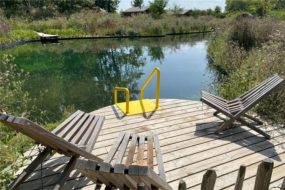 Abwechslung zur nahen See: der Schwimmteich der Unterkunft „Les Cabanes“.Stefan Weißenborn/dpa-tmn