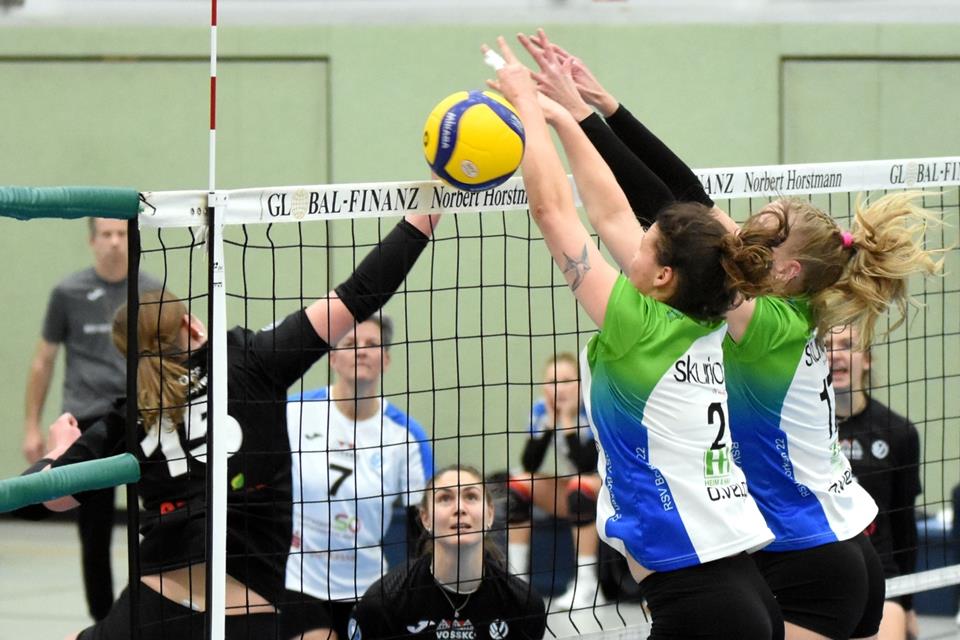 Abwehr in Gemeinschaftsproduktion: Fabienne Coenders und Kirsten van Leusen (rechts) stemmen sich erfolgreich gegen den Angriff der Ostbevernerin und Ex-Borkenerin Sophia Kerkhoff (links).