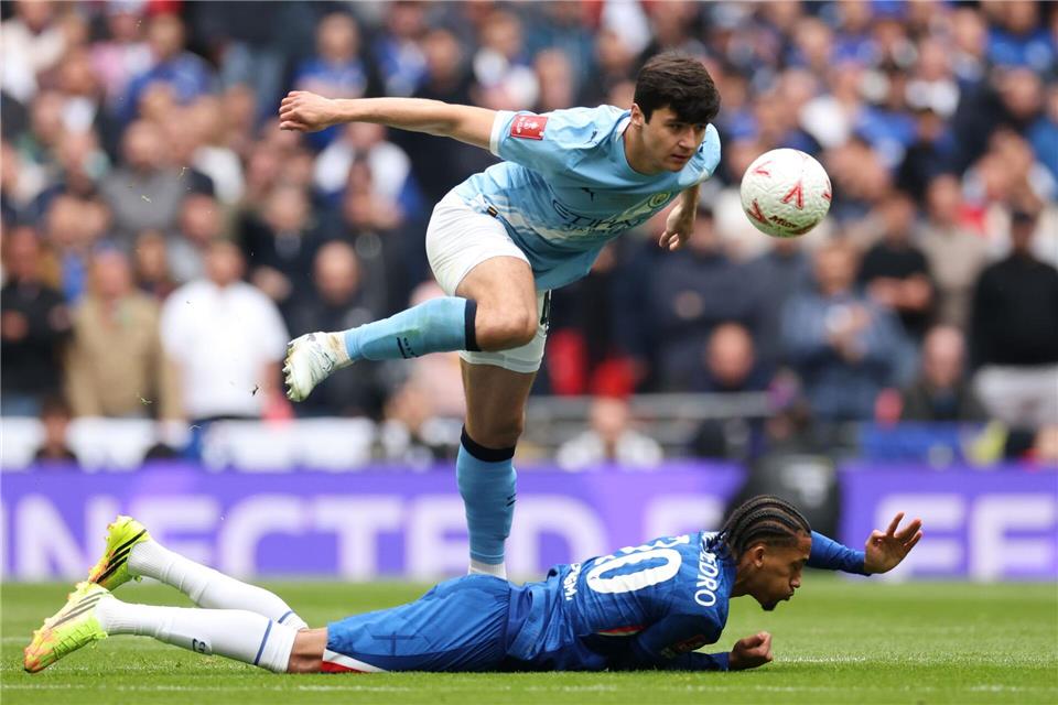 Abwehrspieler Abdukodir Khusanov von Manchester City (l) ist der wertvollste Profi im Kader. (Archivbild)Richard Pelham/AP/dpa
