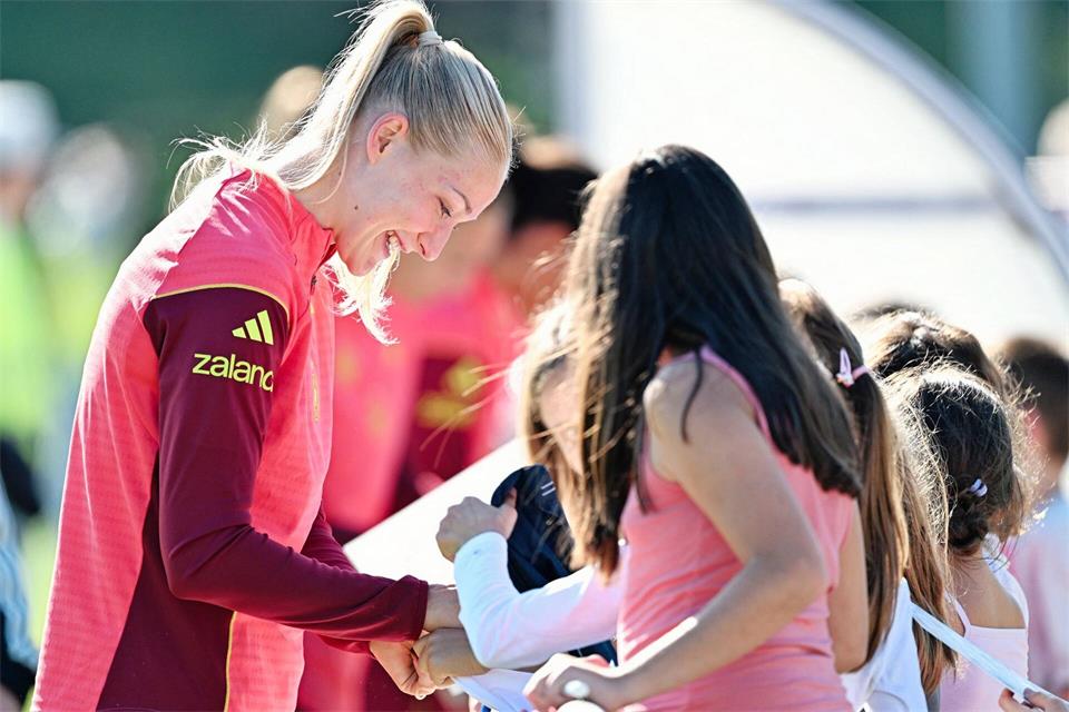 Abwehrspielerin Camilla Küver: Autogrammeschreiben vor dem Heimspiel.  Uwe Anspach/dpa