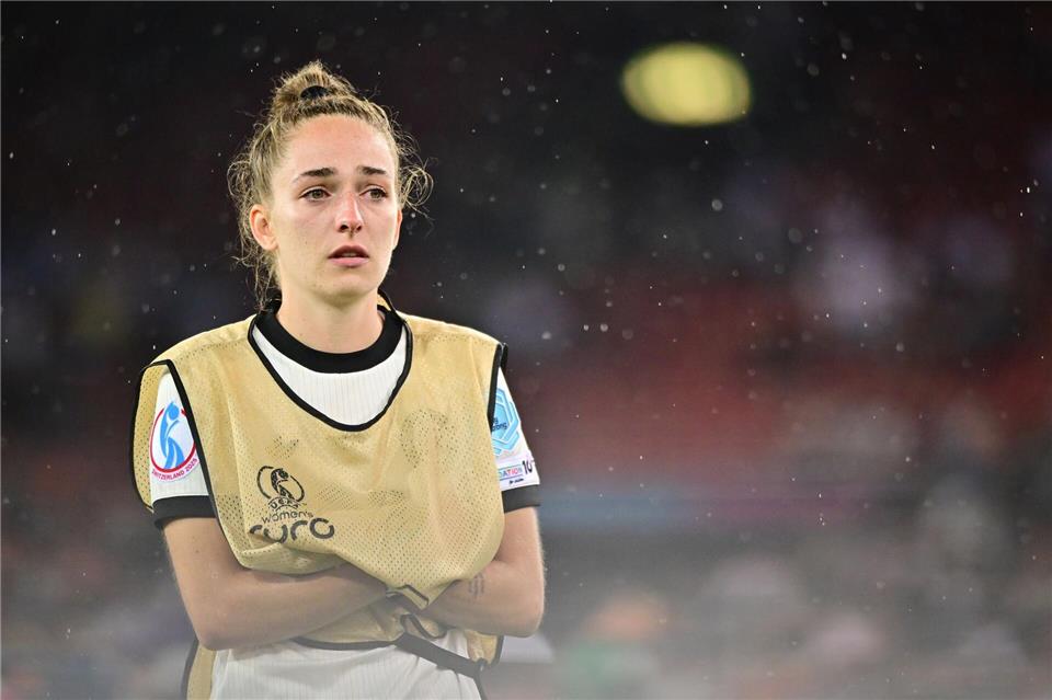 Abwehrspielerin Sophia Kleinherne ist wieder verletzt. (Archivbild)Sebastian Christoph Gollnow/dpa