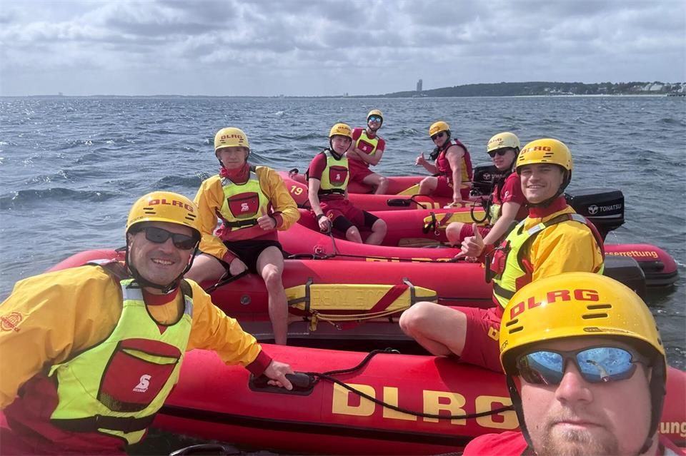 Achim Böhm (links) mit anderen Rettungsschwimmern in aufblasbaren Rettungsbooten.