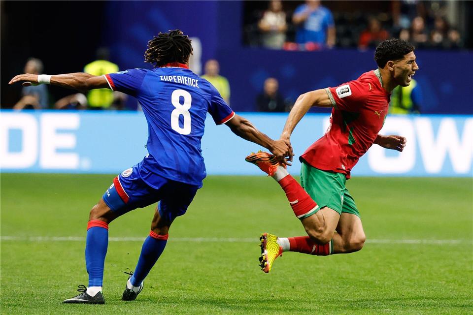 Achraf Hakimi (r) zählt bisher zu den auffälligsten Spielern der WM. (Archivbild)Erik S. Lesser/AP/dpa