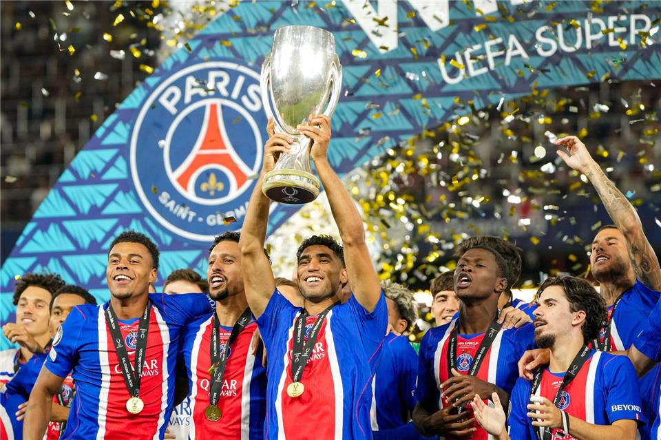 Achraf Hakimi von PSG reckte den Pokal als Supercup-Sieger in die Höhe.Darko Bandic/AP/dpa