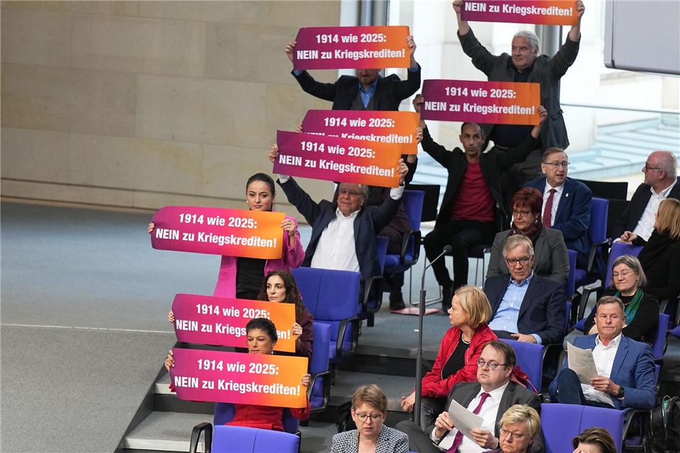 Bundestag stimmt für historisches Schuldenpaket Acht BSW-Abgeordnete handeln sich für eine unzulässige Protestaktion Ordnungsrufe ein.Michael Kappeler/dpa