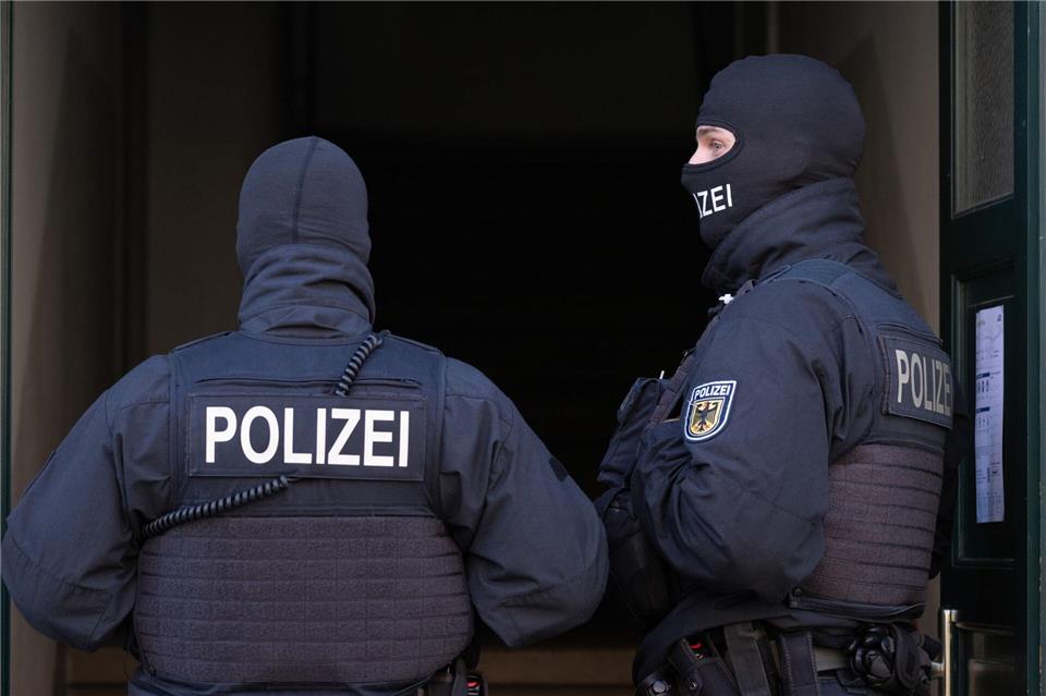 Acht Männer wurden festgenommen. Sebastian Kahnert/dpa