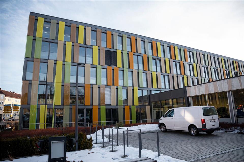 Acht Menschen stehen in Hof vor Gericht in einem Fall von mutmaßlichem Millionenbetrug mit Dieselverkäufen.Daniel Vogl/dpa