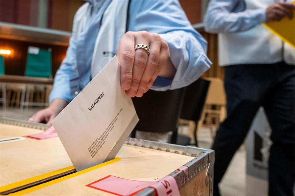 Acht Millionen Menschen waren zur Wahl aufgerufen.Johan Nilsson/TT News Agency via AP/dpa