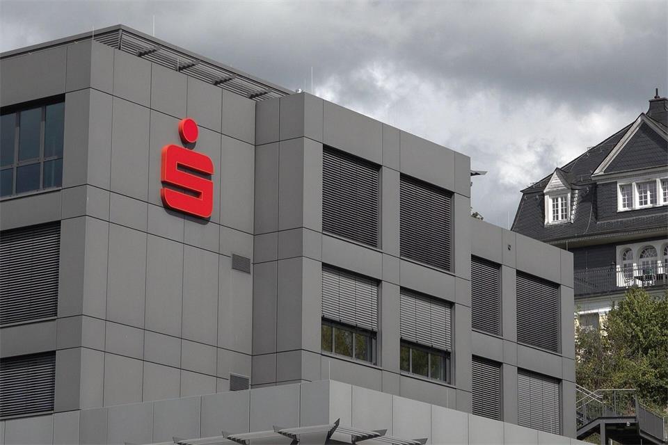 Acht Stunden lang durchsuchten zehn Ermittler die Kreissparkasse Weilburg.Sascha Ditscher/dpa