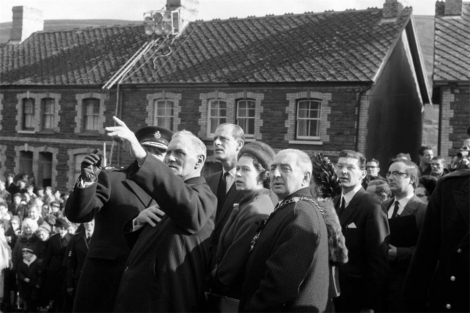 Acht Tage nach der Katastrophe besuchte die Queen das Dorf. (Archivbild)Press Association/PA Wire/dpa