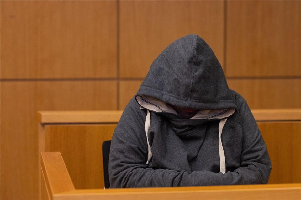 Achteinhalb Jahre soll ein 61-Jähriger in Haft - er missbrauchte seine Ehefrau und filmte die Taten.Rolf Vennenbernd/dpa