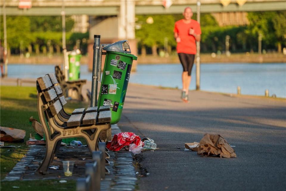 Achtlos hinterlassener Abfall verunstaltet das Erscheinungsbild von Städten - auch hier am Mainufer in Frankfurt. Andreas Arnold/dpa